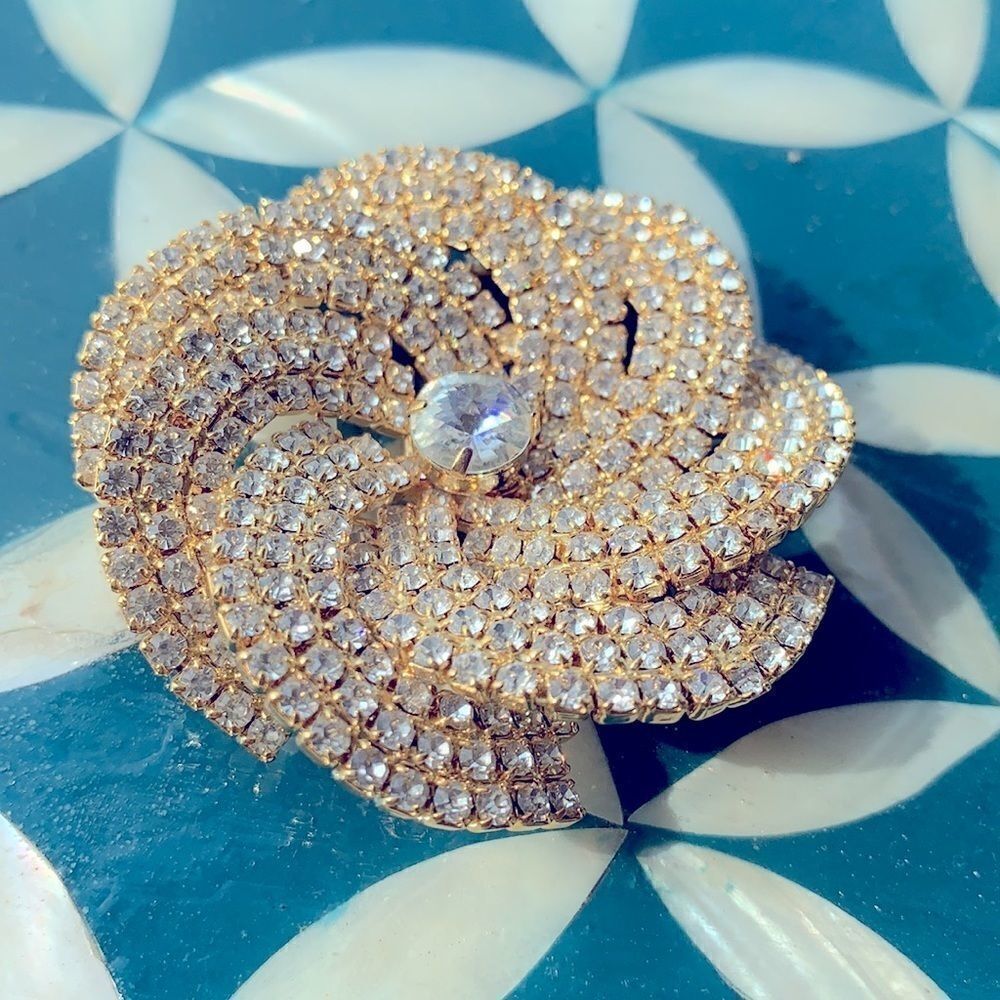 Vtg total prong set floral rhinestone pin 2” round